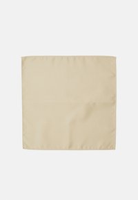 Tissu carré beige en tissu lisse avec des bords cousus. Dimensionnel, sans motifs ni quincaillerie. Garde une forme plate.