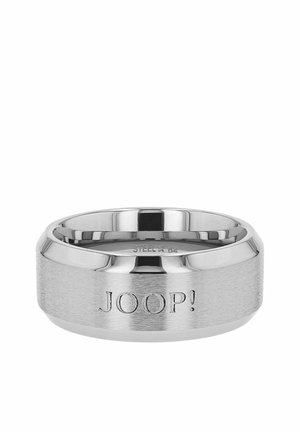 Breiter silberner Metallring mit gebürsteter Oberfläche, außen mit "JOOP!" und innen mit "STEEL α 64" graviert.