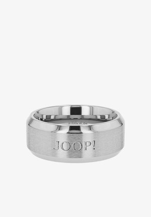 Szeroka srebrna obrączka metalowa o matowym wykończeniu, na zewnętrznej powierzchni wygrawerowane "JOOP!", a wewnątrz napis "STEEL α 64".