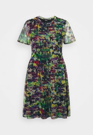 Vestido de manga corta con patrón abstracto multicolor en verde, morado, amarillo y rojo, con cuello redondo y diseño hasta la rodilla.