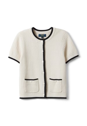 Cárdigan blanco de manga corta con textura, ribete negro, cierre de botones, dos bolsillos delanteros con botones y cuello redondo.