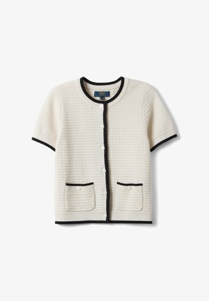 Cárdigan blanco de manga corta con textura, ribete negro, cierre de botones, dos bolsillos delanteros con botones y cuello redondo.