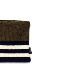 Gebreide nekwarmer in olijfgroen met marineblauwe en witte strepen. Heeft een geribbelde textuur en een zijlabel.