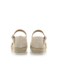 Beige Espadrilles mit einem strukturierten Stoffoberteil, einer gewebten Jutesohle und einem hinteren Riemen, der mit einer Metalldornschnalle gesichert ist. Flaches, offenes Design hinten.