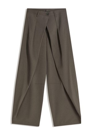 Pantaloni largi confecționați dintr-un material texturat, de culoare gri închis. Au un pliu frontal, închidere cu nasture și buzunare laterale pentru confort.