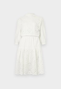 Λευκό μακρυμάνικο φόρεμα με ψηλό λαιμό, ελαστική μέση και διακοσμητικά σχέδια με λουλουδένιες τρυπητές λεπτομέρειες στο πάνω μέρος και την φούστα.