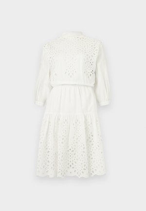 Valge pikkade varrukatega kleit kõrge kaelusega, elastse vöökohaga ning silmaauguliste lillemustrilise lõikega ülakehal ja seelikul.