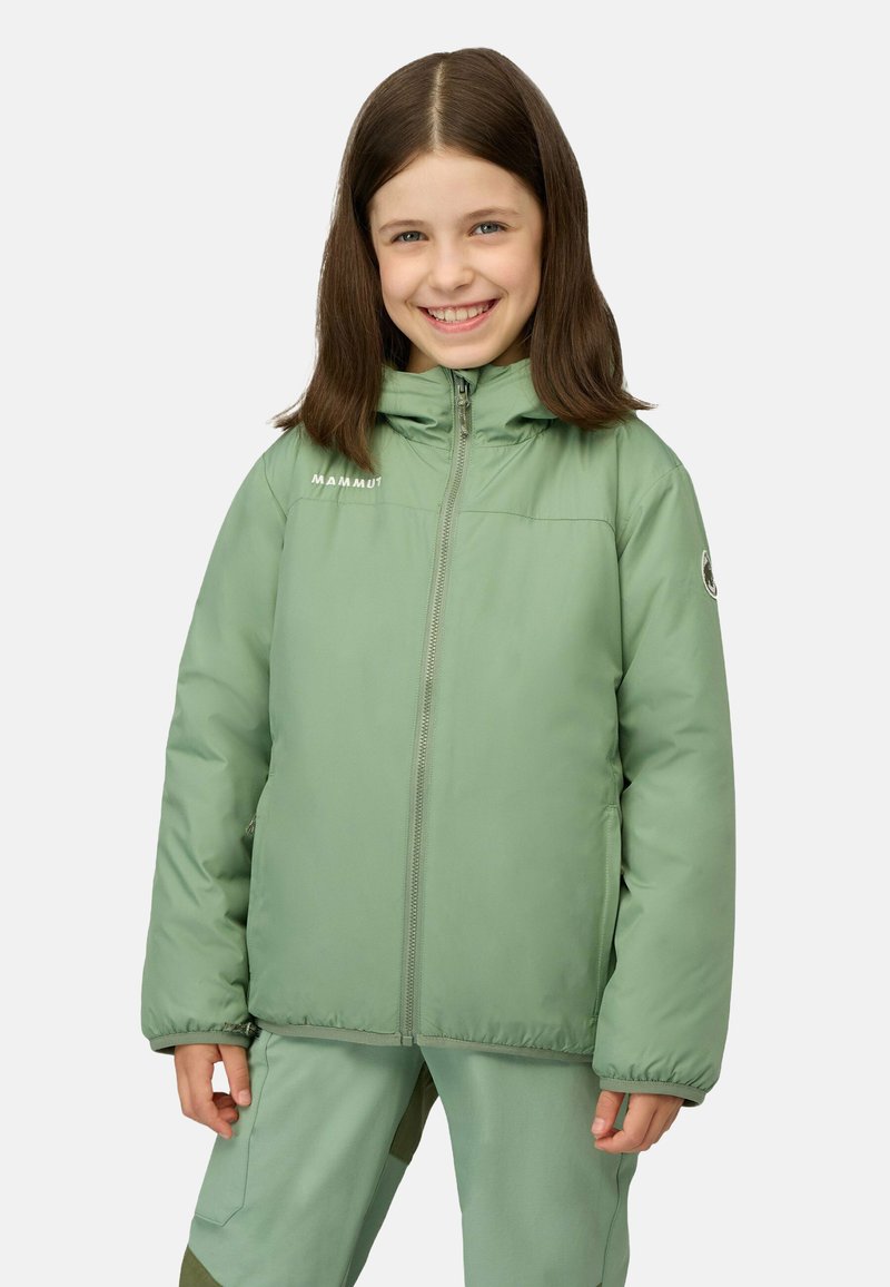 Giacca verde imbottita con zip, dotata di un alto colletto e polsini elasticizzati. La giacca presenta un logo sul lato sinistro del petto e una texture liscia.