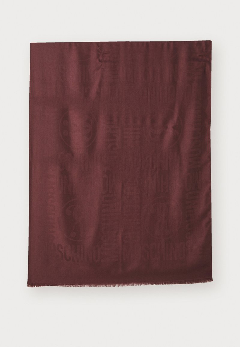 Cachecol bordeaux com padrões discretos do logo Moschino e bordas franjas, exibido plano sobre um fundo branco.