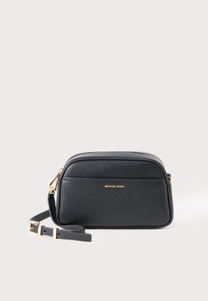 Schwarze, strukturierte Leder-Michael-Kors-Crossbody-Tasche mit verstellbarem Tragegurt und goldfarbenen Beschlägen auf einem weißen Hintergrund.