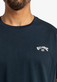 Billabong ARCH CREW SS - T-shirt basic - navy