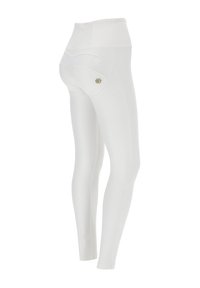 Collants blancs avec une taille haute, une texture lisse et des poches arrière dotées d'un petit logo près de la poche droite.