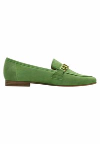 Groene suède loafers met een ronde neus, lage gestapelde hak en decoratieve gouden hardwareaccent op de bovenkant.