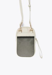 Kompaktna crossbody torbica s kremastim faux kožnim tijelom i crnom mrežastom prednjom stranom. Sadrži zlatne metalne detalje i podesivu traku.