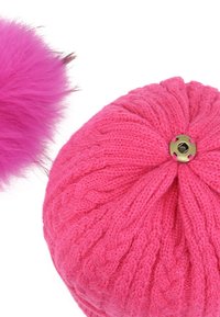 Cappello di lana rosa lavorato a maglia con un motivo a trecce testurizzato, sormontato da un morbido pom-pom rosa. Presenta un accento metallico circolare sulla parte superiore.