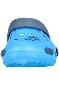 Blå gummiskel med en grå rem, der har ventilationshuller, en afrundet tå og et hævet smiley-ansigt-logo på siden.