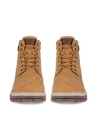 Hnedé kožené topánky so šnurovaním, polstrovaným golierom a bielou medzipodrážkou. Majú robustnú gumovú podrážku a hnedé akcenty na jazyku.