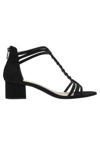 Svart sandal med klack, som har flätade remmar och flera utskärningar. Materialet verkar mjukt, med en slät yta och dragkedjestängning.