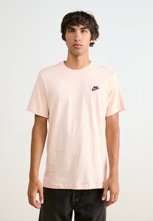Nike Sportswear CLUB TEE - Βασικό μπλουζάκι - washed coral/burgundy crush
