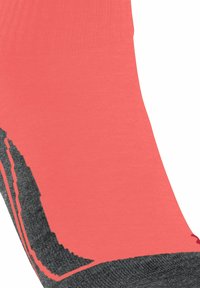 Różowo-szara skarpeta sportowa z prążkowanym wzorem i teksturowanym, kontrastującym szarym obcasem. Materiał wydaje się być elastyczny i oddychający.