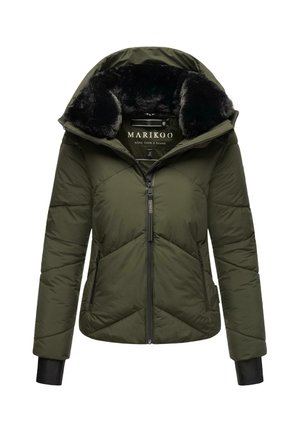 Oliven grønn dunjakke med hette fôret med faux pels, glidelås foran, og diagonalt quiltet design. Har svarte strikkede mansjetter og sidelommer.