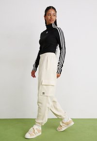 adidas Originals Hlačami s stranskimi žepi - white