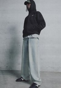 PULL&BEAR BAGGY LOOSE - Džíny Straight Fit - light blue denim