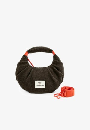 Borsa a mano marrone scuro con texture, manico corto ed etichetta bianca davanti, abbinata a tracolla staccabile di colore arancione acceso con fibbie in metallo.