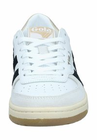 Sneaker bianche con accenti neri e grigi, realizzate in pelle e camoscio, dotate di puntale perforato, chiusura con lacci e suola in gomma. Visibile il marchio Gola.