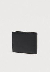 Crni teksturirani kožni novčanik s preklopom stoji uspravno na jednostavnoj bijeloj pozadini.