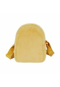Sac à dos en fausse fourrure jaune avec une forme arrondie, une sangle en similicuir lisse et sans quincaillerie visible. Texture douce et design simple.