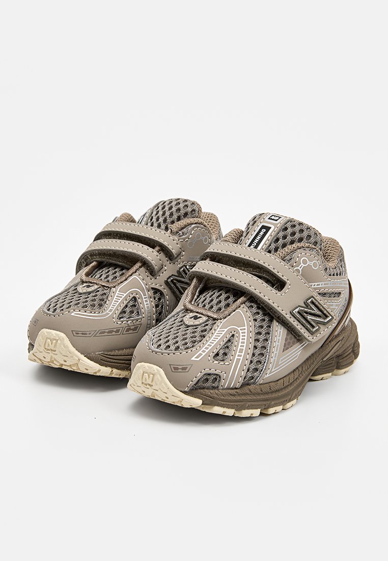 Baskets de course pour enfants en mesh marron clair avec des bandes Velcro, semelles rembourrées et semelles en caoutchouc présentant un motif de crampons.