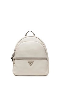 Zaino in pelle beige con forma arrotondata, tasca frontale con zip e logo triangolare in metallo. Texture liscia e design minimale.