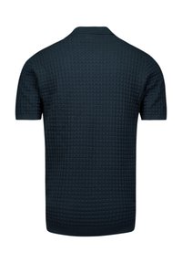 Donkerblauwe polo-shirt met een textuurpatroon, korte mouwen en een klassieke kraag. De stof lijkt licht en ademend te zijn.