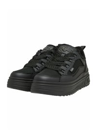Paire de baskets Buffalo noires à plateforme avec semelles épaisses, détails en mesh et cuir, et lacets noirs tressés.