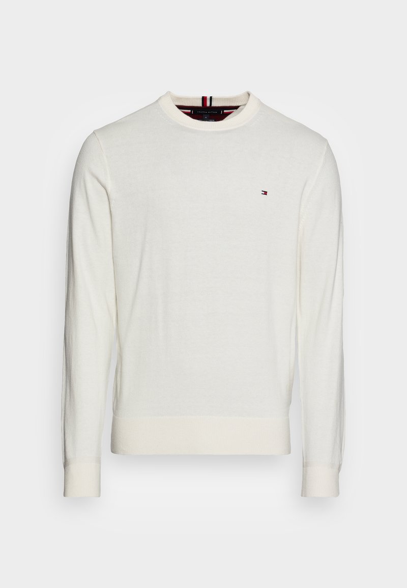 Sweater branco de malha com mangas longas e decote redondo. Apresenta um pequeno logotipo no peito e punhos e bainha canelados. Textura macia.