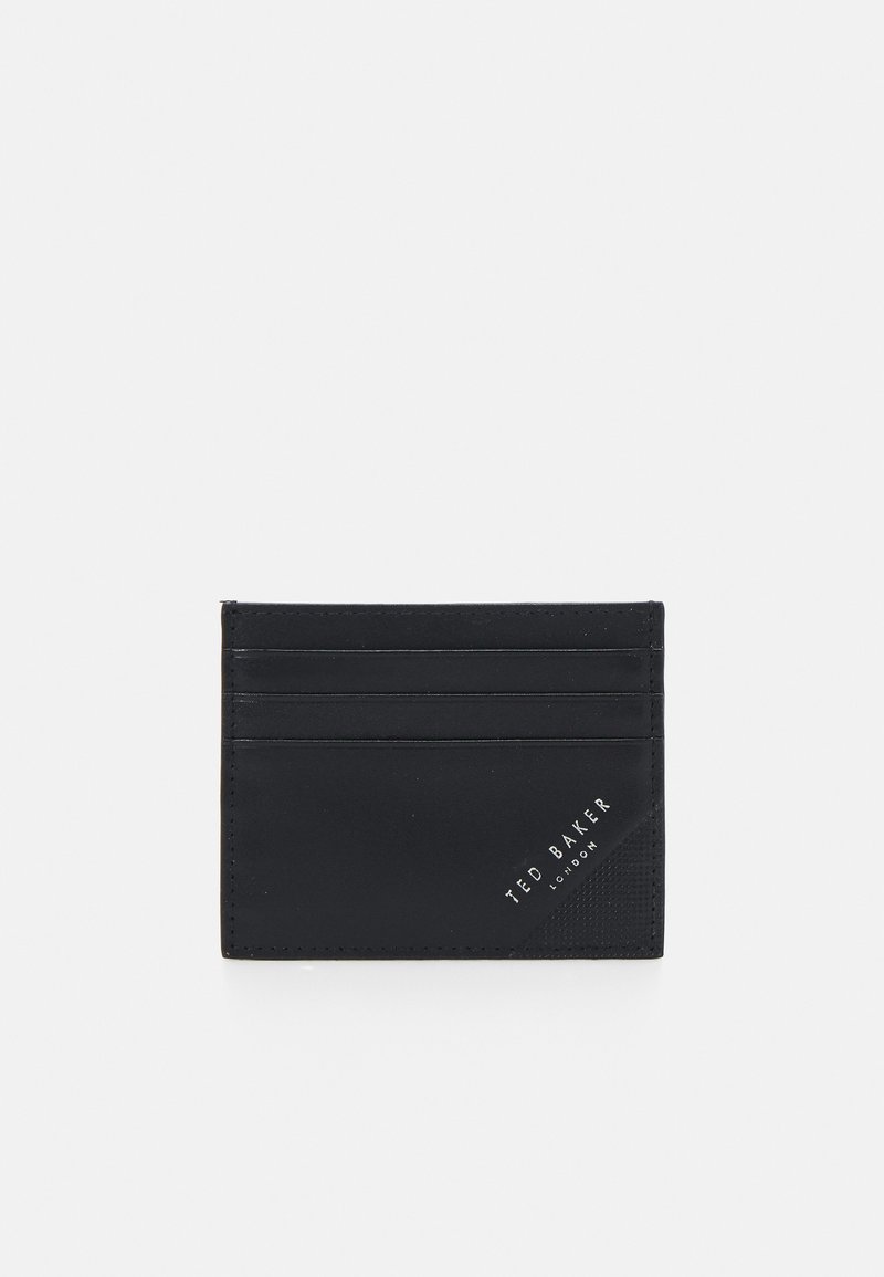 Černý kožený držák na karty s několika přihrádkami, hladkým povrchem, designem se šikmými rohy a vyraženým logem v bílé barvě. Kompaktní a štíhlý profil.