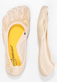 Persikofärgade, andningsbara mesh balettskor med tåfickor, gul innersula och slät gummisula. Lätta med perforerad design.