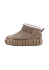 Bottes en suède tan à la cheville avec une doublure en fourrure blanche douce. Présentent une semelle en caoutchouc striée et des détails de couture sur le côté pour une texture supplémentaire.