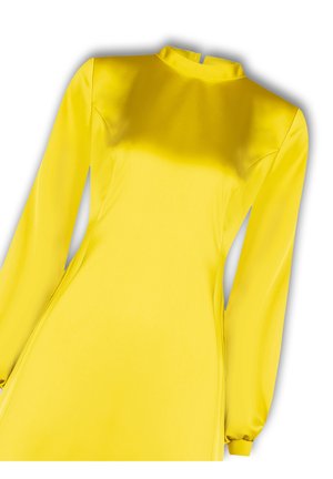 Geel satijnen jurk met lange mouwen, hoge hals en een licht uitlopende silhoët. Gladde textuur met een glanzende afwerking en minimale details.