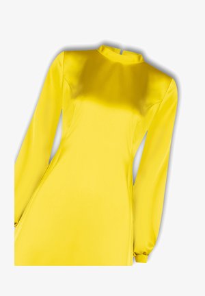 Geel satijnen jurk met lange mouwen, hoge hals en een licht uitlopende silhoët. Gladde textuur met een glanzende afwerking en minimale details.