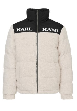 Vit fleece-puffjacka med svart nylonaxel, med texten 'KARL KANI', hög krage, dragkedja fram och två framfickor.