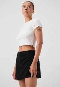Vero Moda Petite VMLIVA SKORT - Šortky - black