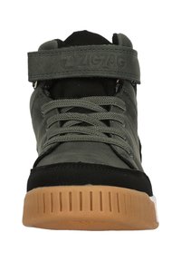 Grøn højtop sneaker med en sort ruskind tåhætte, grå gummisål, snørebinding og justerbar rem ved anklen.