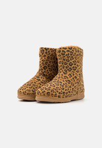 Bottines à imprimé léopard en marron et noir, en matière suède douce, avec une doublure en fourrure confortable et une semelle en caoutchouc plat pour l'adhérence.