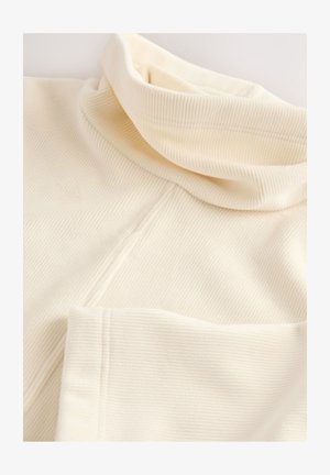 Kremowy sweter z golfem o prążkowanej strukturze, wykonany z miękkiego materiału. Posiada podwójnie złożony kołnierz oraz mankiety w formie ściągaczy. Widoczne szwy na całej powierzchni.