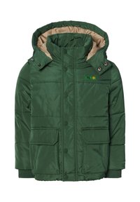 Grüne Pufferjacke mit beigem Kapuze, vorderer Knopfleiste, zwei großen Fronttaschen, gerippten Bündchen und einem kleinen Logo-Patch auf der Brust.