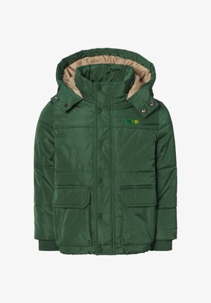 Grøn pufferjakke med en beige hætte, frontknaplukning, to store forlommer, ribbede manchetter og et lille logo-patch på brystet.