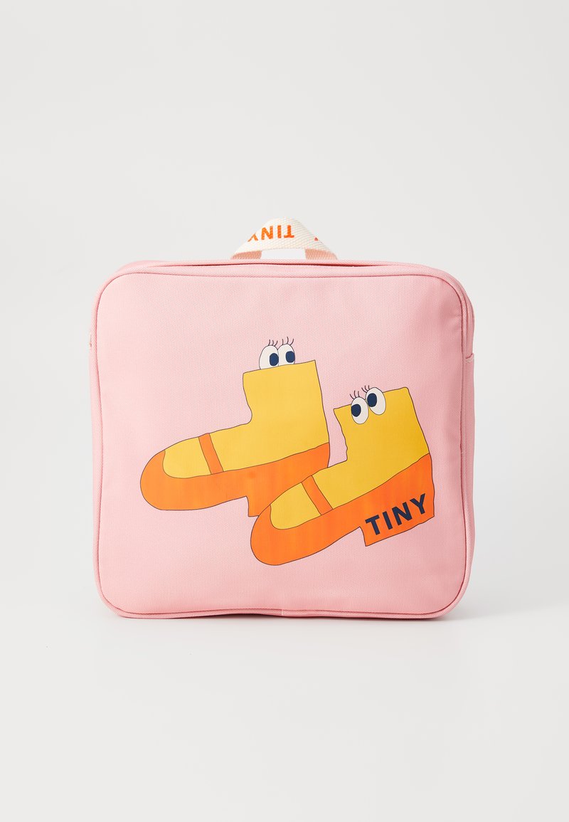 Geantă roz cu cizme de desene animate galbene și portocalii, având ochi. Textul "TINY" în negru pe design. Material din țesătură cu o textură netedă.