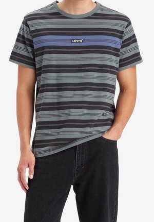 T-shirt à rayures présentant des rayures horizontales en vert foncé, noir et bleu ; tissu en coton avec un col rond et un logo Levi's sur la poitrine.